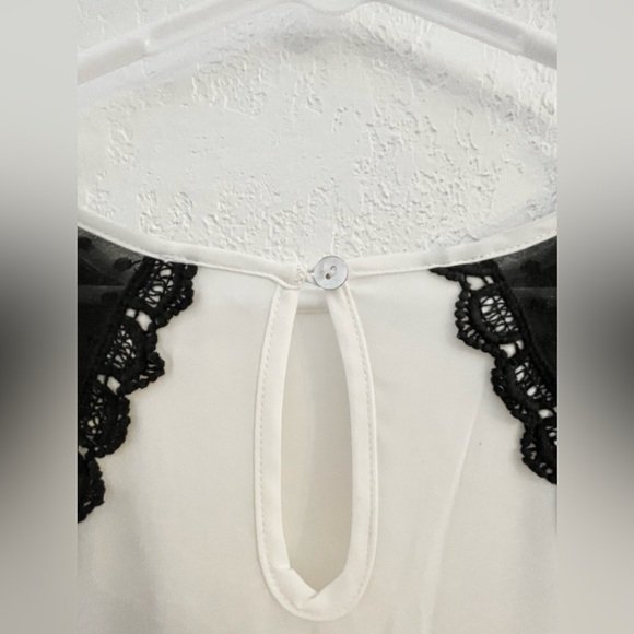 Seer Sucker Blouse in White - Picture 4 of 6